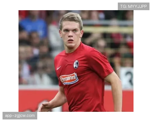 终场哨响,弗赖堡老将金特尔与主场球迷挥手告别,赛季末将退役 终场哨响,弗赖堡老将金特尔与主场球迷挥手告别,赛季末将退役